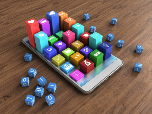 Modello 3D di uno smartphone su tavolo in legno con icone di applicazioni e dadi con numeri binari